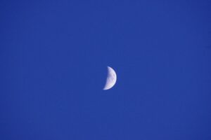 夜空に浮かぶ三日月